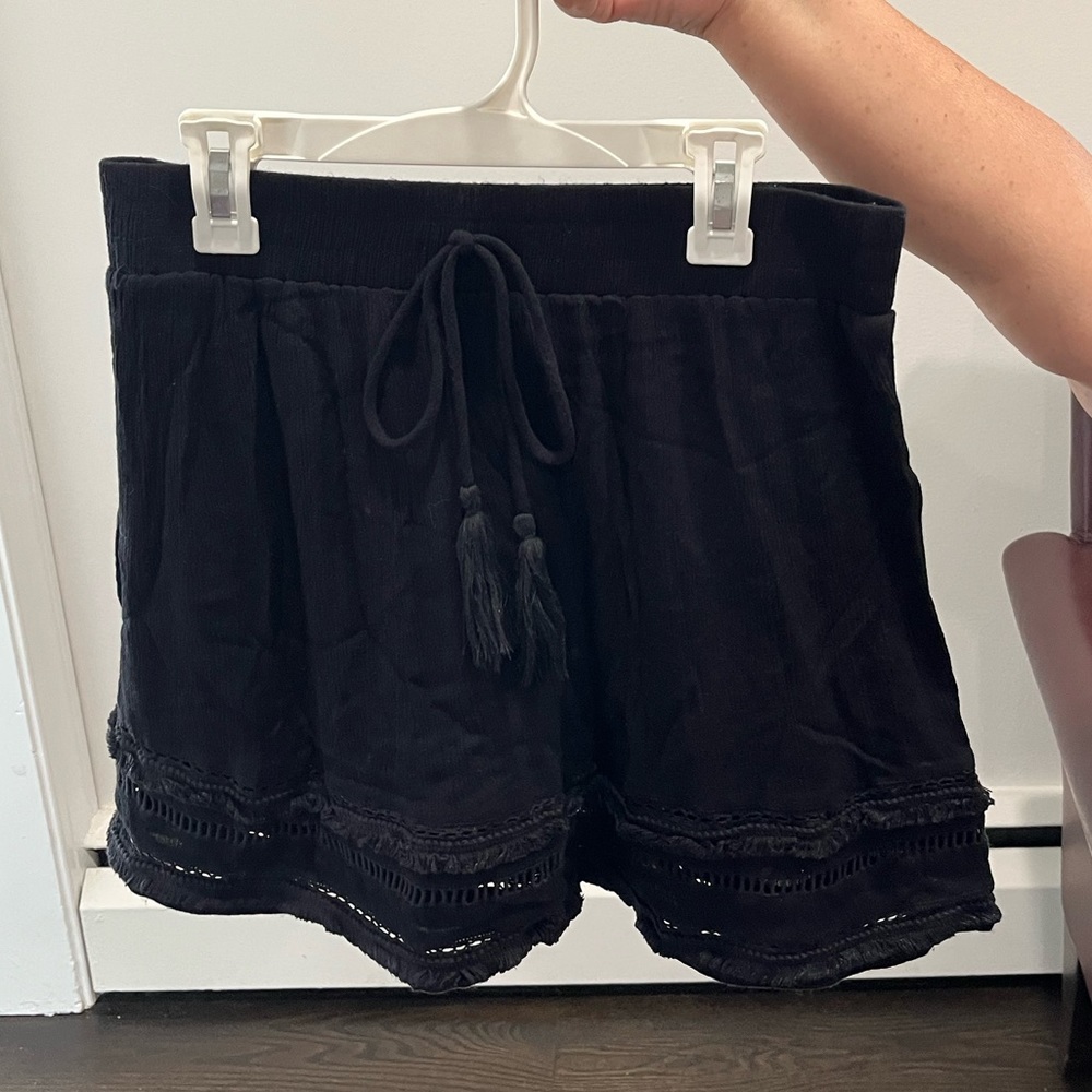 BLACK BEACH SKIRT SIZE MEDIUM FLYING TOMATO